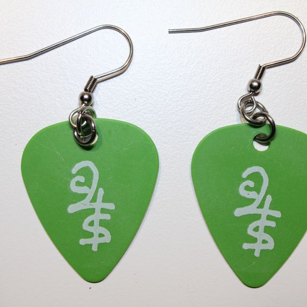 Commit to the Song single pick pair of earrings GREEN