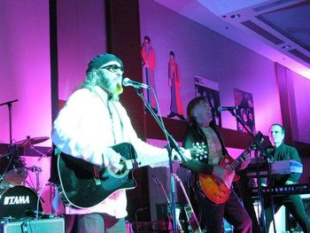 Mark Hudson, Joey Mullond (Badfinger) splitting hairs
