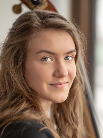 Catherine Deskur, Bass
