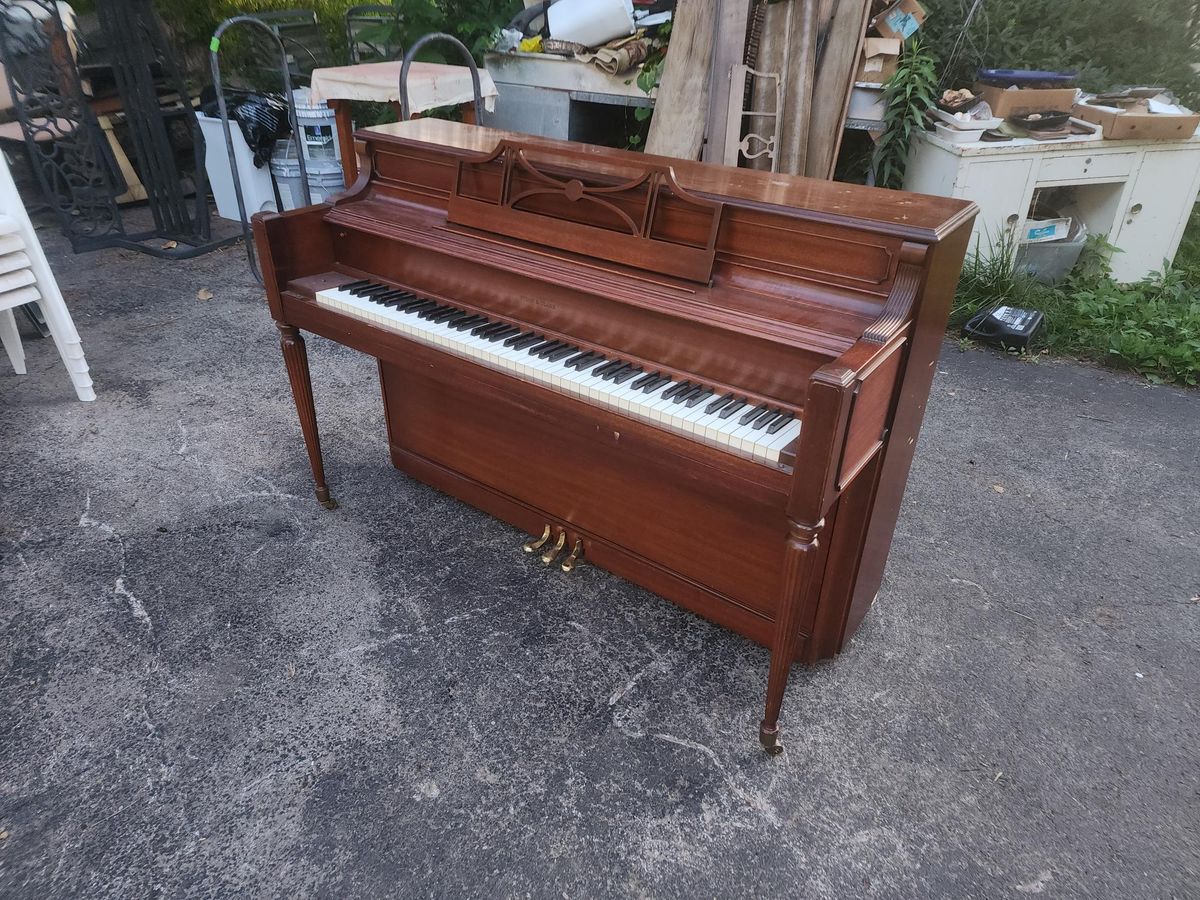 1955 Story and Clark Console in Good shape No Bench