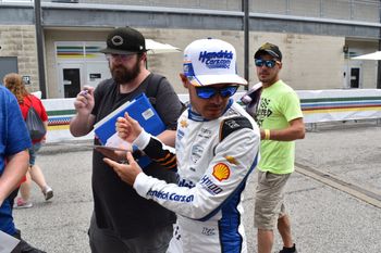 Kyle Larson autograph hounding
