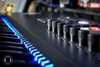 Native Instruments Komplete Kontrol S61 Smart Keyboard Controller
