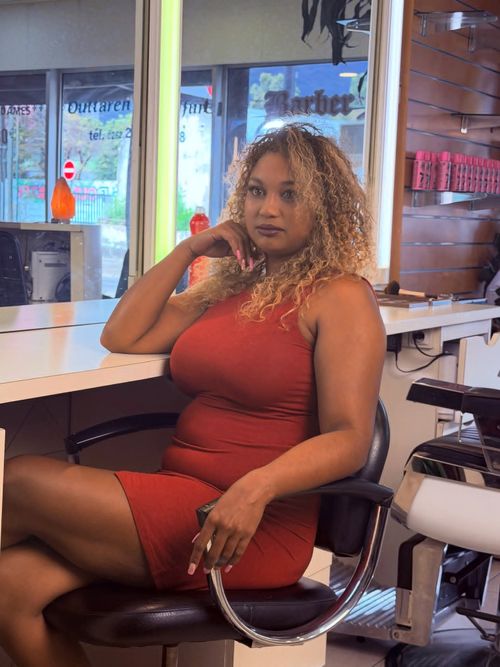 Label Kalprod :Ophéli Singe, Elle a cofondé le label musical indépendant Kalprod .   Ophélie Singer est une chanteuse autodidacte originaire de la ville de Saint-André à La Réunion. .