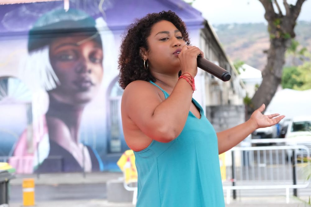 Ophélie Singer , artiste musicale originaire de La Réunion, connue pour ses chansons riches en émotions , Elle est cofondatrice de Kalprod, où elle collabore étroitement avec Johany Boyer .