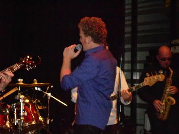 MR MICK- DAVID LOOKING AT DRUMMER ALLEN TO FINISH UP THE SONG
