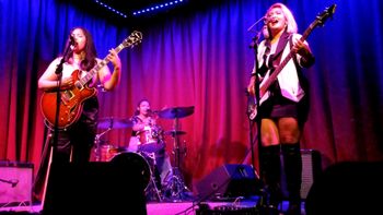 RAMEKEGA at Hotel Cafe in Los Angeles. Photo Cred: Rachel Sanchez. © 2024 RAMEKEGA/WSP Music Group. All Rights Reserved.
