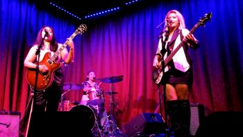 RAMEKEGA at Hotel Cafe in Los Angeles. Photo Cred: Rachel Sanchez. © 2024 RAMEKEGA/WSP Music Group. All Rights Reserved.
