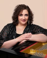 Kristin Sponcia, solo piano/vocals