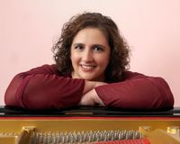 Kristin Sponcia, solo piano/vocals