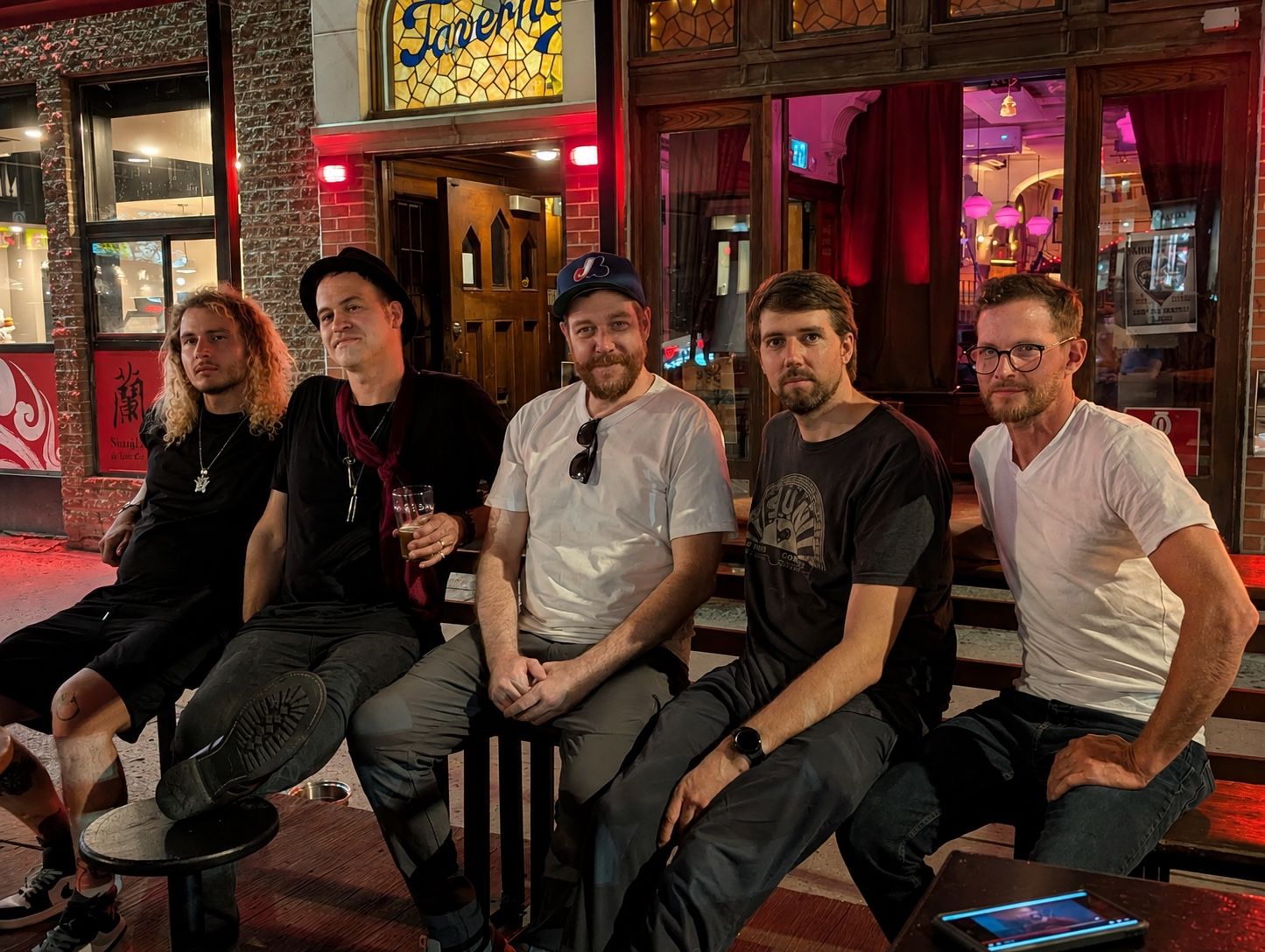Les cinq membres de Midnight Miles devant le Quai des Brumes à Montréal