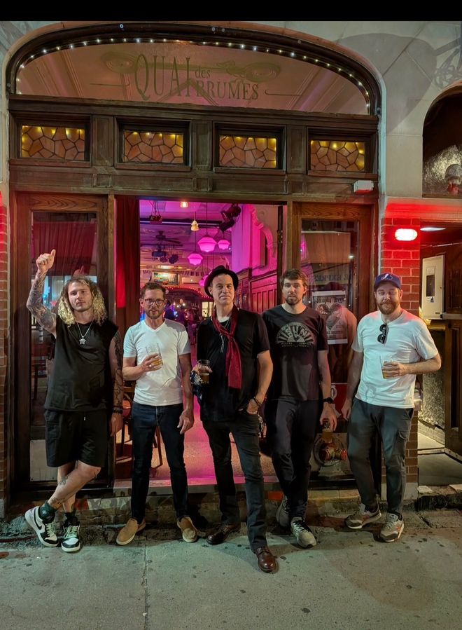 Midnight Miles debout devant le Quai des Brumes à Montréal