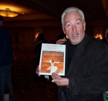 Paul Wilbur clowning around and showing off our Spanish version "Que Gloria"
