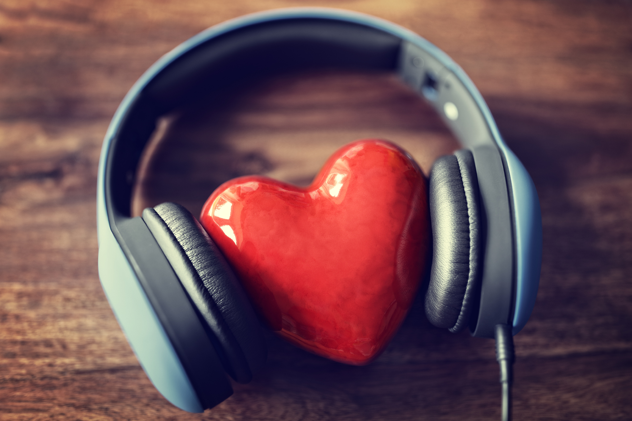 Ein Bild, das Kopfhörer, Headset, Audiogeräte, Im Haus enthält.KI-generierte Inhalte können fehlerhaft sein.