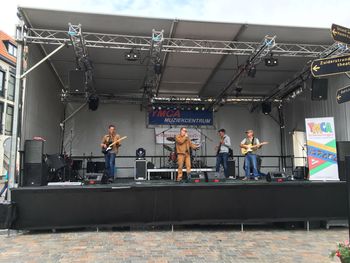 The Strumblers. Vlaggetjesdag 2016 Scheveningen, Podium Keizerstraat. Vlnr: Floyd Krijgsman, Wouter Pronk, Ronald van Dongen, Vincent Melotte, Dirk Alberti.
