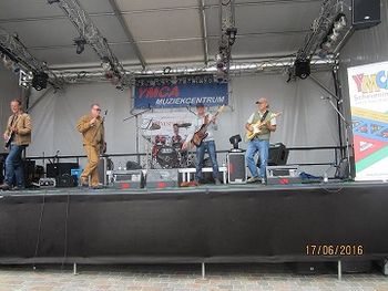 The Strumblers. Vlaggetjesdag Scheveningen 2016, podium Keizerstraat.: vlnr: Floyd Krijgsman, Wouter Pronk, Ronald van Dongen, Vincent Melotte, Dirk Alberti.
