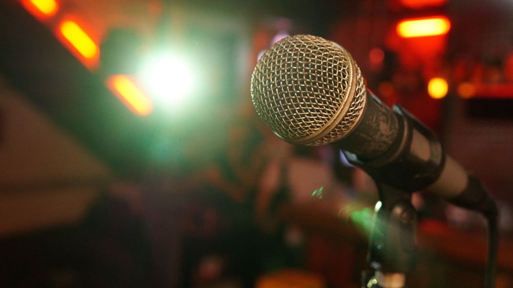 studio reverb ugodno in kvalitetno ozvočenje prireditev ugodna in kvalitetna razsvetljava prireditev najem tonskega mojstra tehnika
