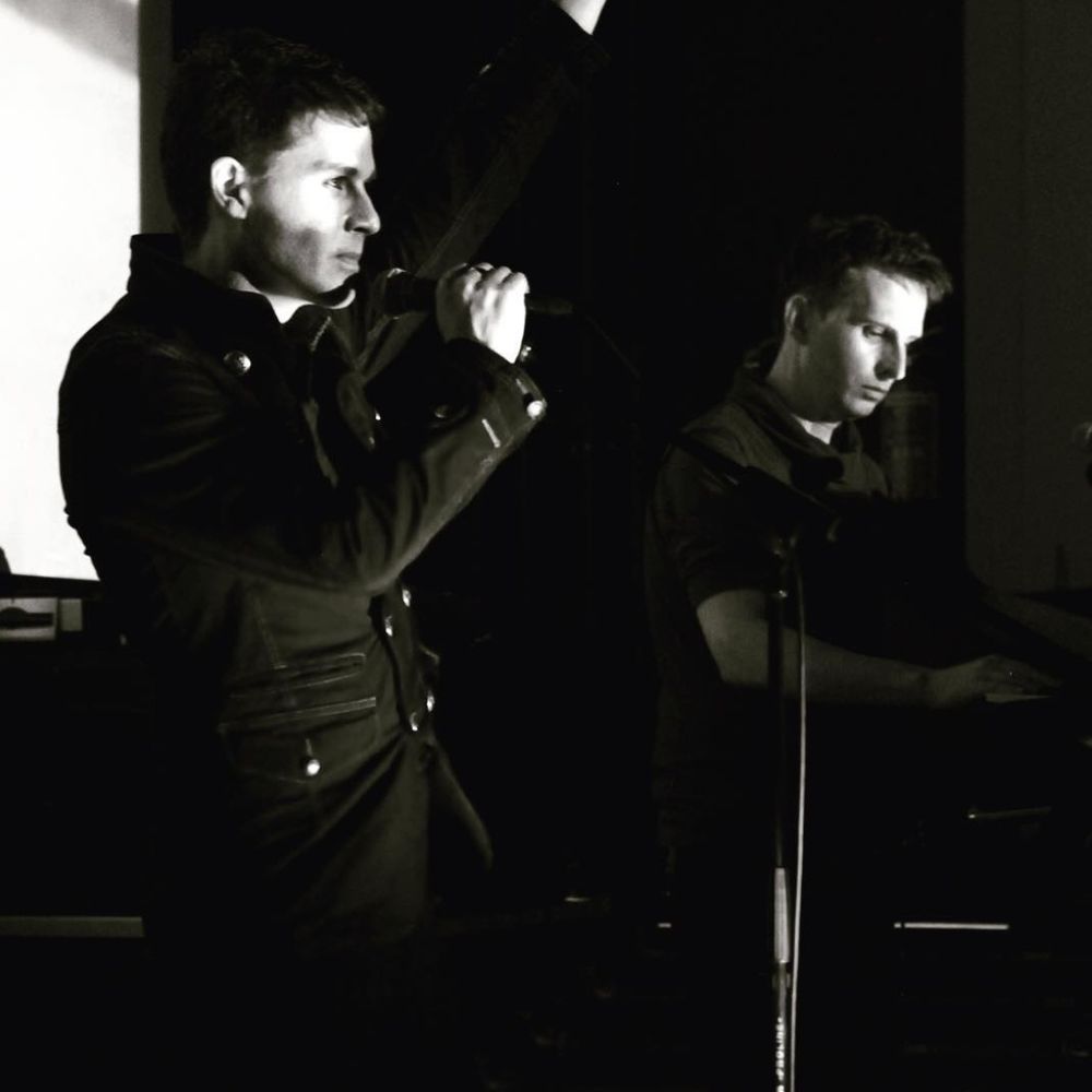 Stephen Jones and Logan Sky, ETRANGERS MUSIQUE