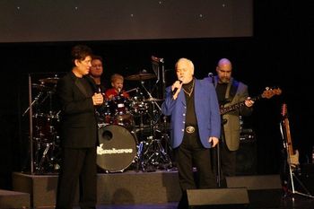 Gaylon & Ronnie McDowell sing 'American Trilogy' together.
