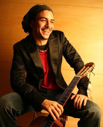 Photo Kenjah David souriant en studio
