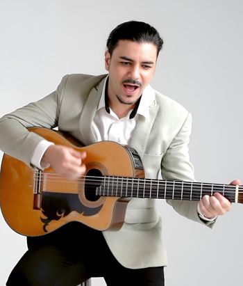 Performance de Kenjah David avec sa guitare
