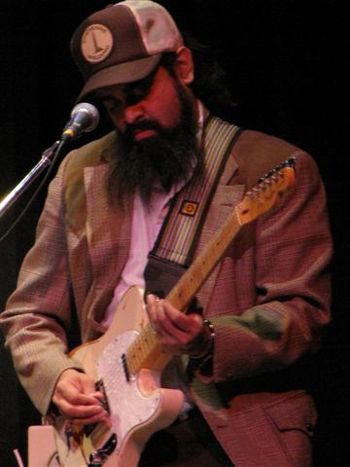 Peterbilt Pete guitar pickin'
