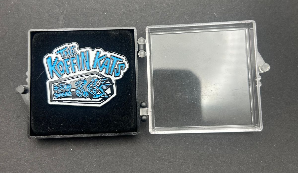 Blue kat enamel Pin