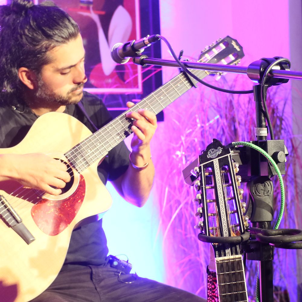 Private online Latin guitar lessons with an international musician. Learn rhythms, technique, theory and practical tips. Personalized classes in English and Spanish, available worldwide.