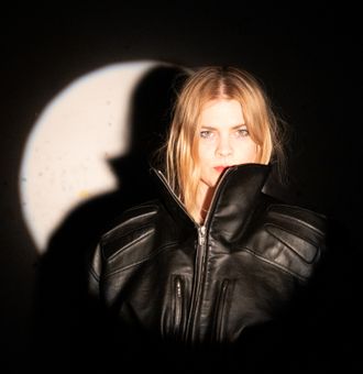 Press Shot Jennifer Touch by Nea Gumprecht