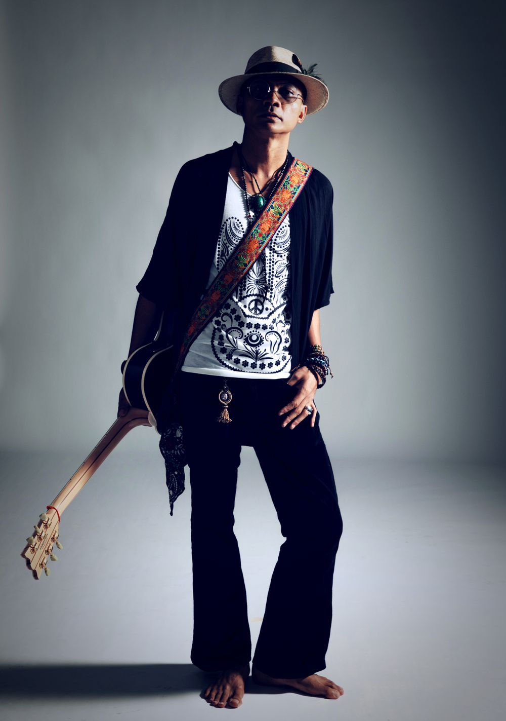 Yat Mellow Blues is a jazz and blues pop cafe guitarist with laid-back beach vibes.