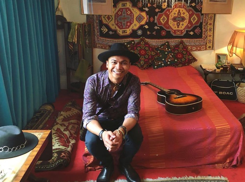 Yat Mellow Blues with acoustic guitar in Jimi Hendrix London home