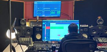 Steve Foley at Audio Valley Studios, recording a session; photo by JM.
