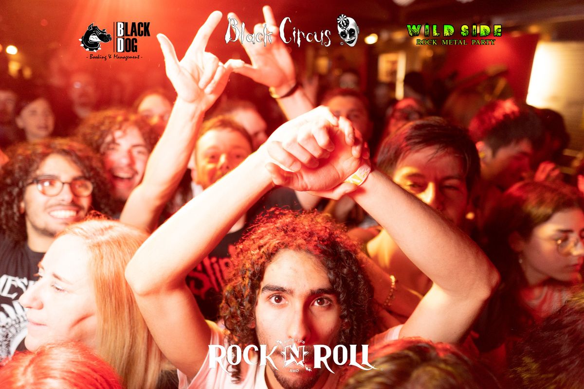 Il pubblico del club festeggia sotto il palco
