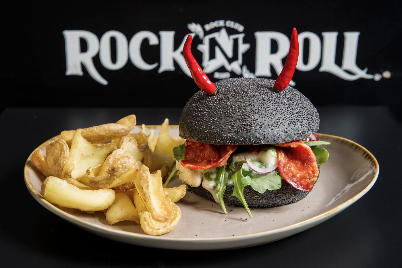 Hamburger con patate della cucina del Rock’n’Roll