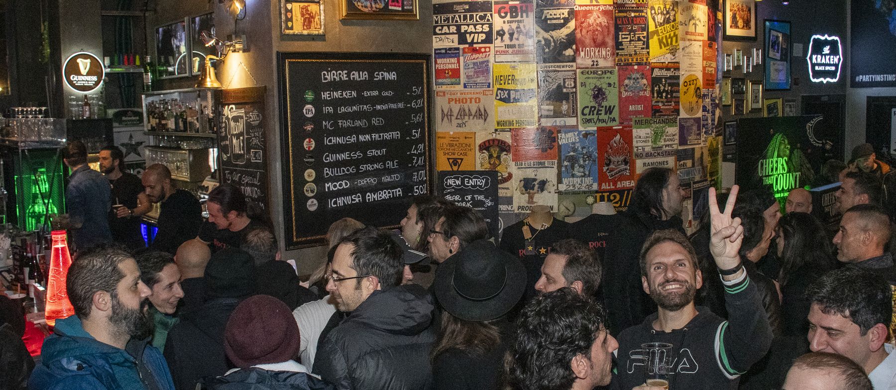 La sala del club con gli ospiti a tavola