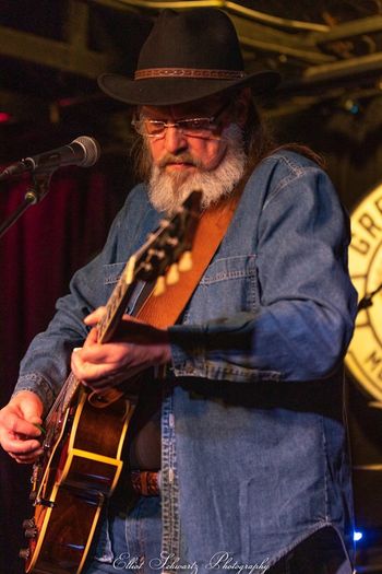 Paul Quick - Lead guitar and vocals.
