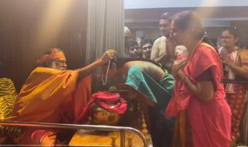 Pujya Appaji blessing the sisters with pearl chains after their concert during the MahaShivaratri 2020 at Avadhootha Datta Peetham, Mysore
