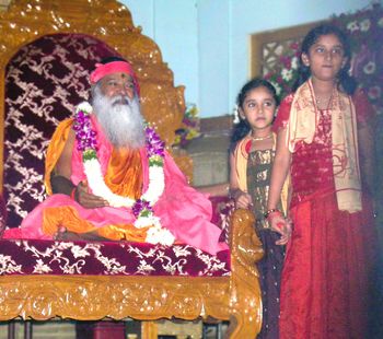 Pujya Appaji blesses the little Sarvepalli Sisters
