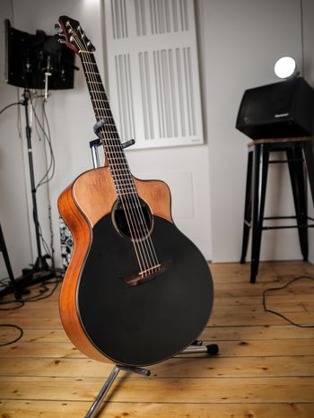 Ibanez JGM10 guitar Jon Gomm raffle prize
