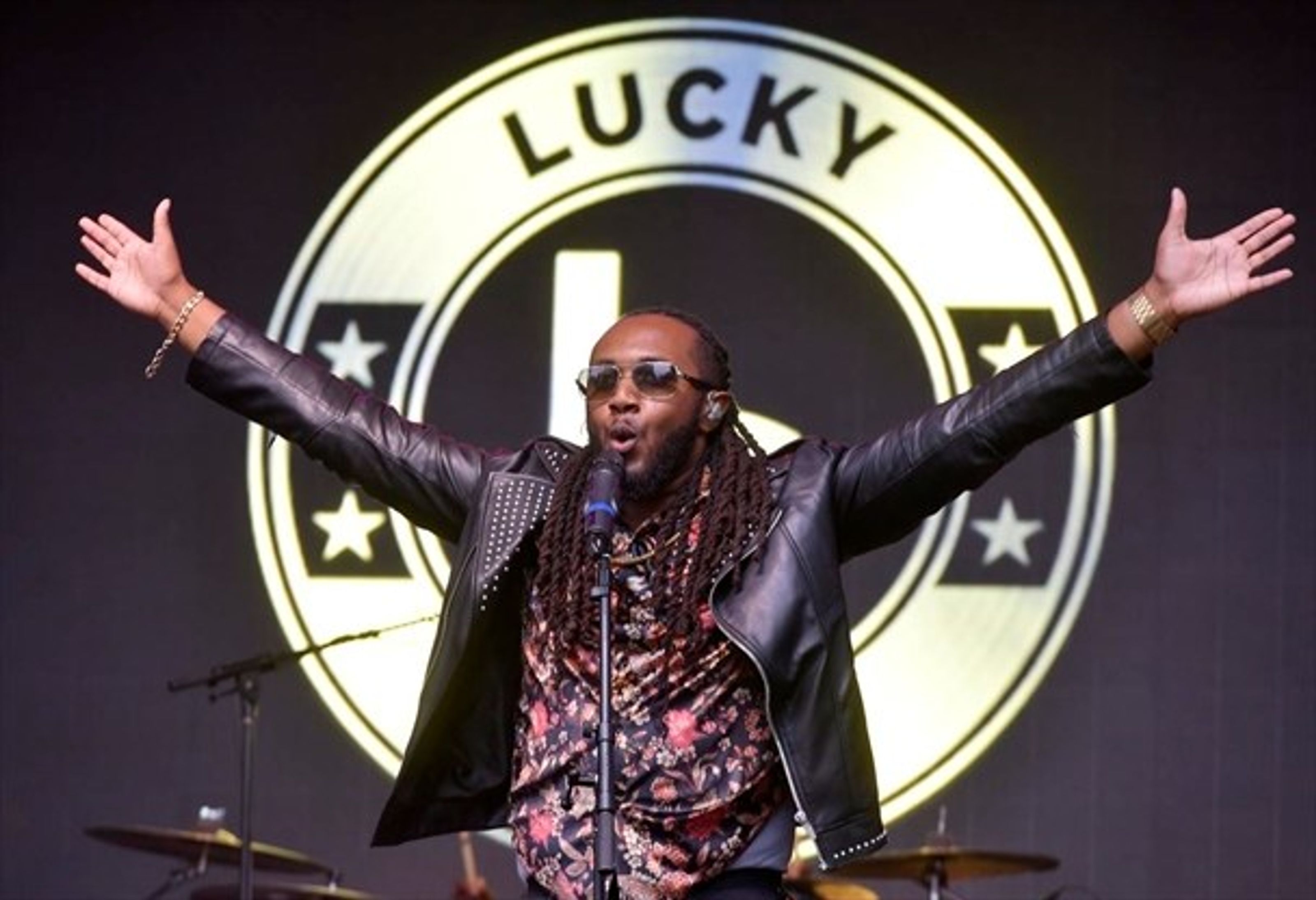 Luckystickz engaging a live audience