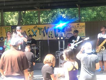 AREA. 301 Band
