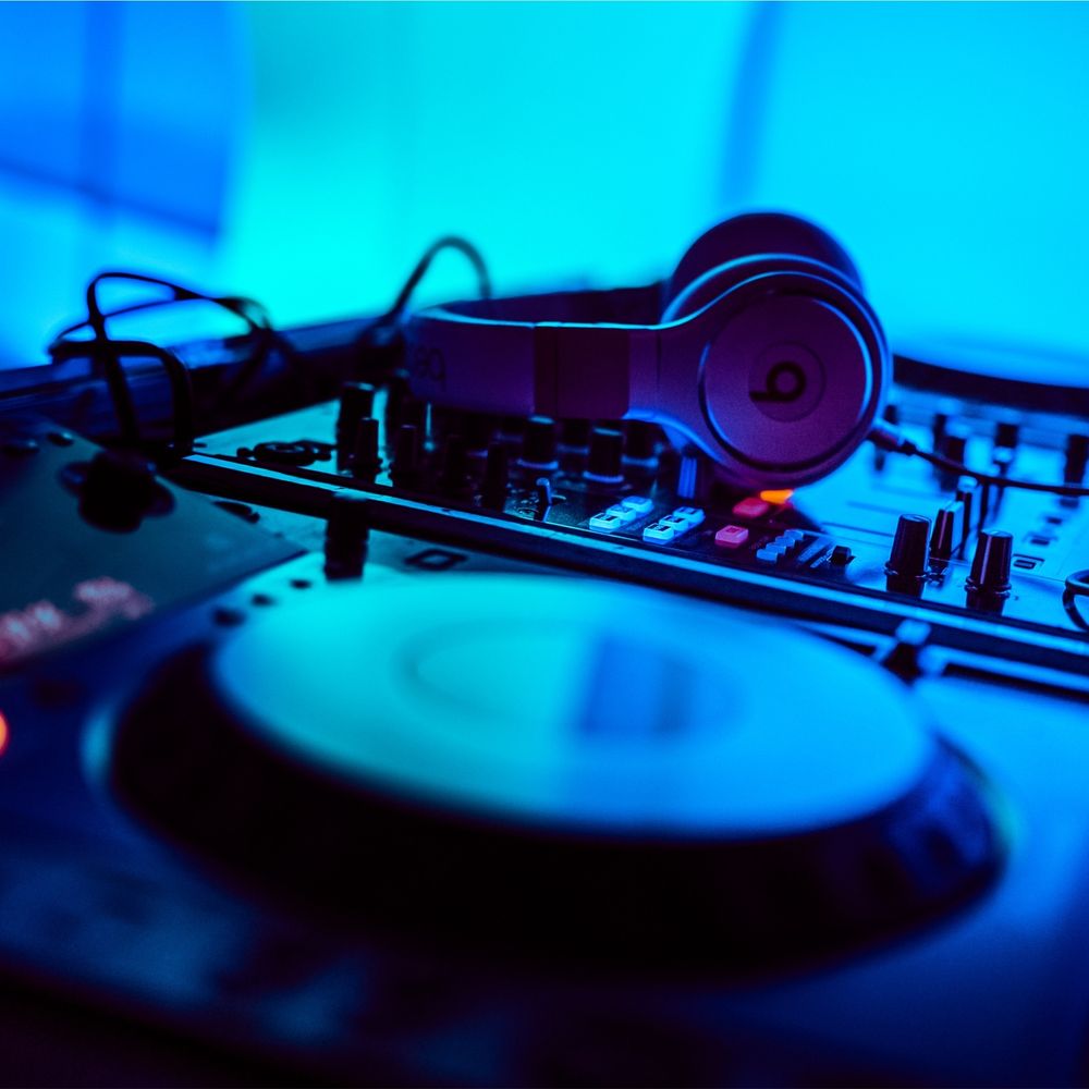 studio reverb dj žane booking najem glasbenika za žur zabavo praznovanje dogodek festival cena povpraševanje ponudba