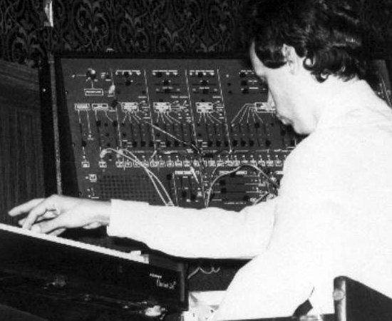 Arthur Cruz at the analogue synthesizer 